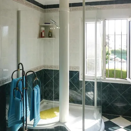 Dom wakacyjny Awesome In W/ Outdoor Swimming Pool, Wifi And Outdoor Swimming Pool